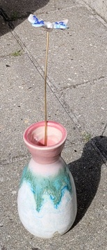 Keramik: vase lyserød top og sommerfugl