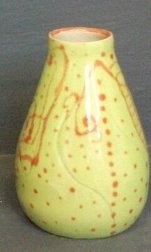 Keramik: vase med grøn begitning og røde strege
