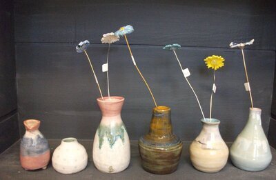 Keramik: små vaser og blomster 4-11 cm